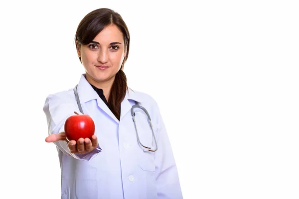 Estudio de tiro de hermosa mujer médico dando manzana roja —  Fotos de Stock