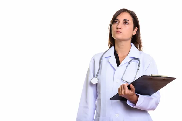 Krásná žena doktor drží schránky při myšlení a vzhled — Stock fotografie