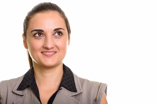 Studio shot van gelukkig mooi buisnesswoman glimlachen terwijl denken — Stockfoto