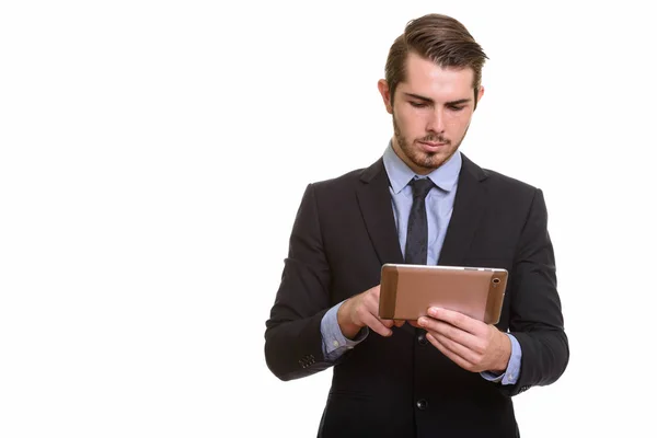 Joven guapo caucásico hombre de negocios utilizando tableta digital — Foto de Stock