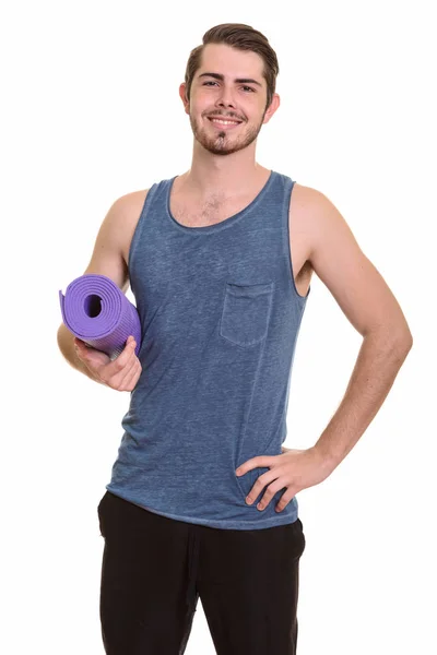 Jeune homme heureux caucasien tenant tapis de yoga prêt pour la salle de gym — Photo