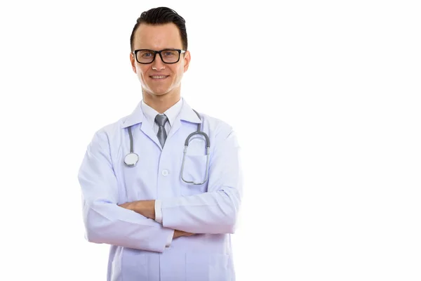 Estúdio tiro de jovem médico homem feliz sorrindo com os braços cruzados — Fotografia de Stock