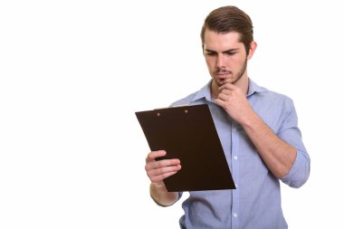 Genç yakışıklı beyaz işadamı Pano okuma