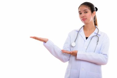 Bir şey gösterilen genç Asyalı kadın doktor stüdyo çekim