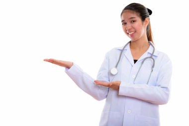 Gösteri sırasında gülümseyen genç mutlu Asyalı kadın doktor stüdyo çekim