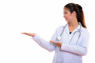 Sho gülümseyen genç mutlu Asyalı kadın doktor profil görünümü