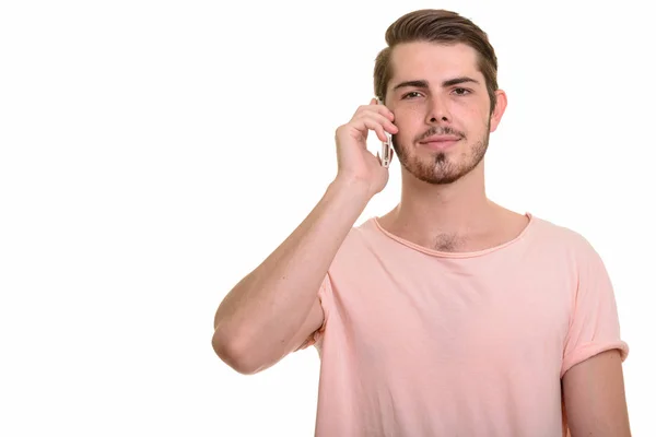Genç yakışıklı beyaz adam cep telefonu üzerinde konuşurken — Stok fotoğraf