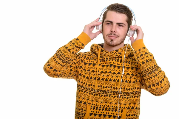 Junger schöner kaukasischer Mann hört Musik — Stockfoto