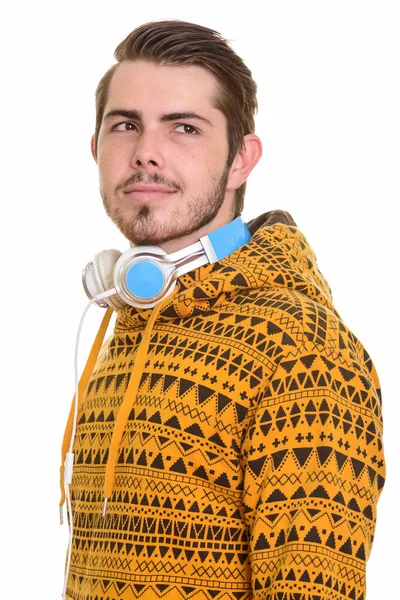Jonge knappe blanke man denken terwijl het dragen van de hoofdtelefoon een — Stockfoto