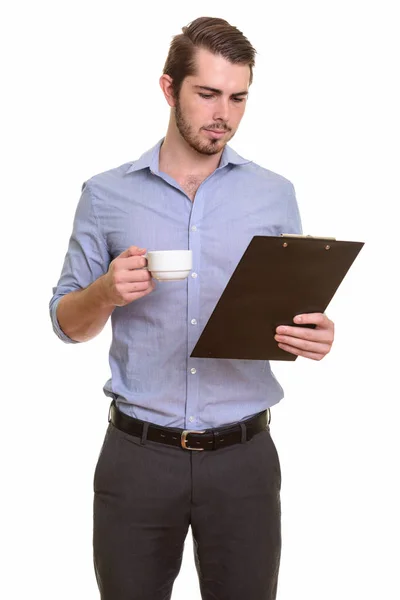 Junge hübsche kaukasische Geschäftsmann lesen Klemmbrett, während hol — Stockfoto