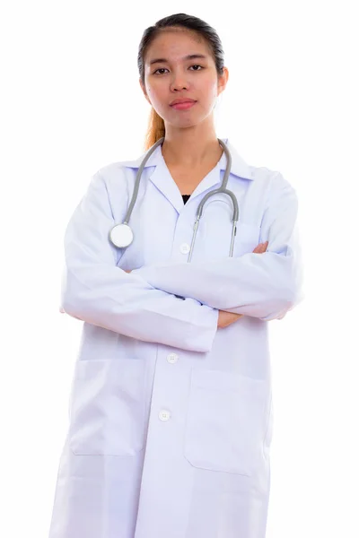 Estúdio tiro de jovem mulher asiática médico de pé com braços cruz — Fotografia de Stock