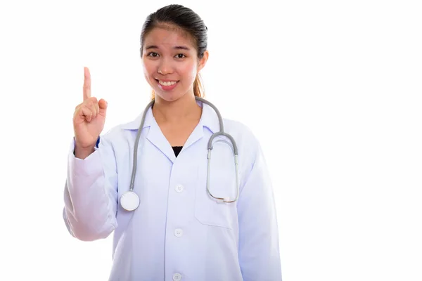Studio colpo di giovane felice donna asiatica medico sorridente mentre poin — Foto Stock