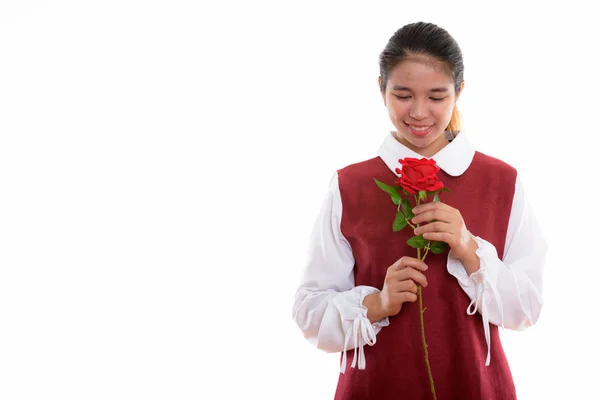 Studio shot van jonge gelukkig Aziatische vrouw die lacht tijdens het bedrijf en — Stockfoto