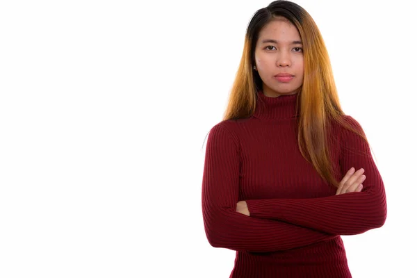 Studio shot van jonge Aziatische vrouw met gekruiste armen — Stockfoto