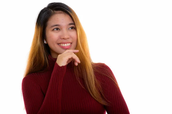 Studio shot van jonge gelukkig Aziatische vrouw die lacht terwijl denken een — Stockfoto