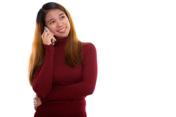 Joven mujer asiática feliz sonriendo mientras habla en el teléfono móvil un — Foto de Stock