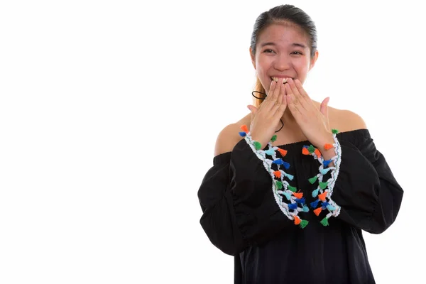 Studio shot van jonge gelukkig Aziatische vrouw glimlachen en lachen en — Stockfoto