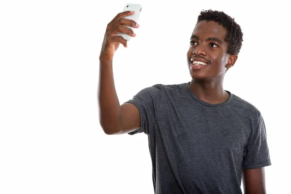 Estudio disparo de joven feliz negro africano adolescente sonriendo whi —  Fotos de Stock