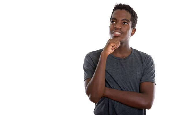 Estudio disparo de joven feliz negro adolescente africano sonriendo y —  Fotos de Stock