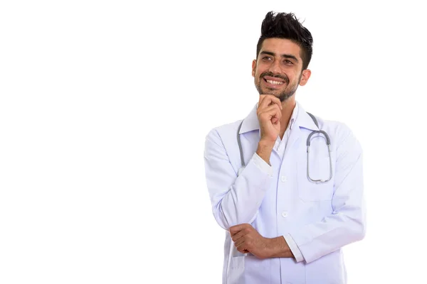 笑みを浮かべながら薄い若い幸せなペルシャ男医師のスタジオ撮影 — ストック写真