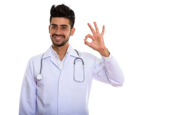Estudio disparo de joven feliz persa hombre médico sonriendo mientras givi —  Fotos de Stock
