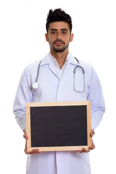 Estudio de un joven médico persa sosteniendo pizarra en blanco —  Fotos de Stock