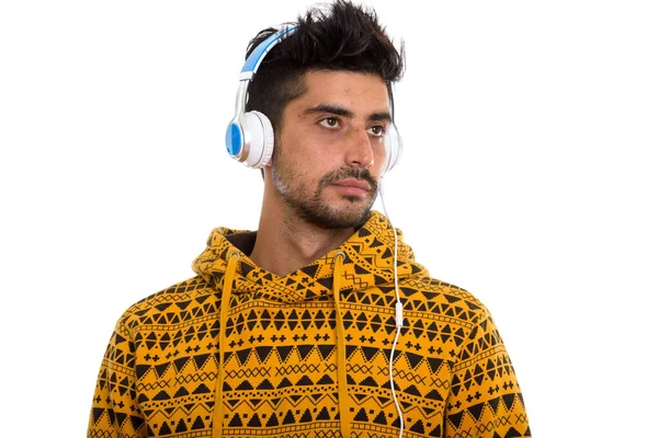 Estudio de un joven persa escuchando música y pensando — Foto de Stock