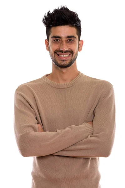 Estúdio tiro de jovem feliz persa homem sorrindo com os braços cruzados — Fotografia de Stock