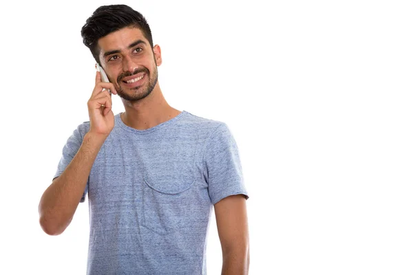 Studio shot van jonge gelukkig Perzisch man die lacht tijdens het gesprek op — Stockfoto