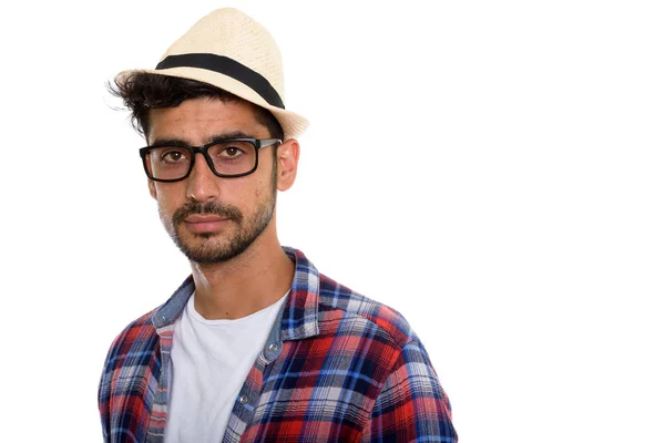 Studio colpo di giovane uomo persiano indossa occhiali e cappello — Foto Stock