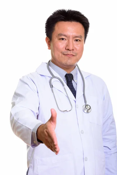 Estúdio tiro de homem japonês médico dando aperto de mão — Fotografia de Stock