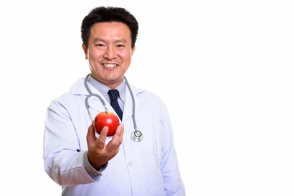 행복 한 일본 남자 의사 빨간 사과 들고 웃 고 — 스톡 사진