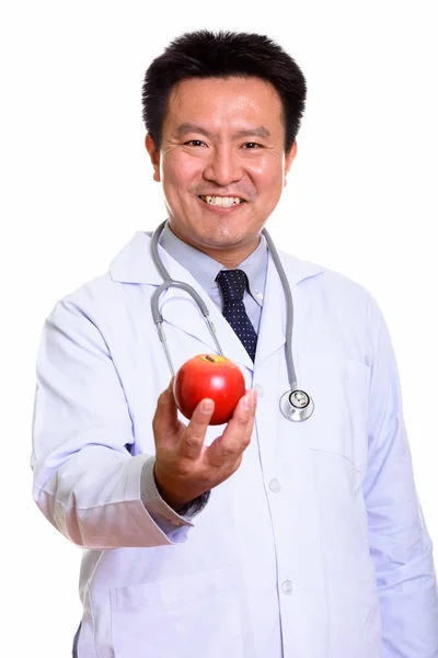 Glücklich japanischer Mann Arzt lächelt, während er roten Apfel hält — Stockfoto