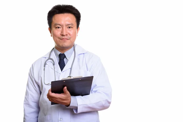 Estúdio tiro de homem japonês médico segurando prancheta — Fotografia de Stock