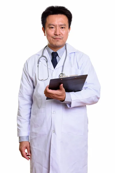 Estúdio tiro de homem japonês médico segurando prancheta — Fotografia de Stock