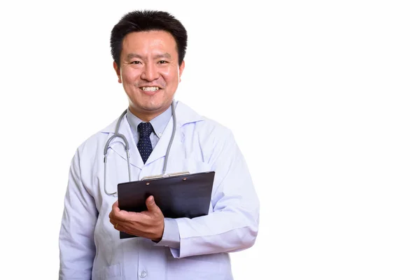 Feliz japonês homem médico sorrindo e segurando prancheta — Fotografia de Stock