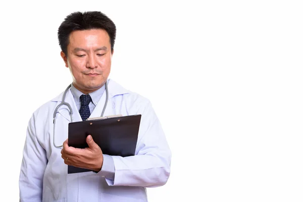 クリップボードで読んで日本人男性医師のスタジオ撮影 — ストック写真