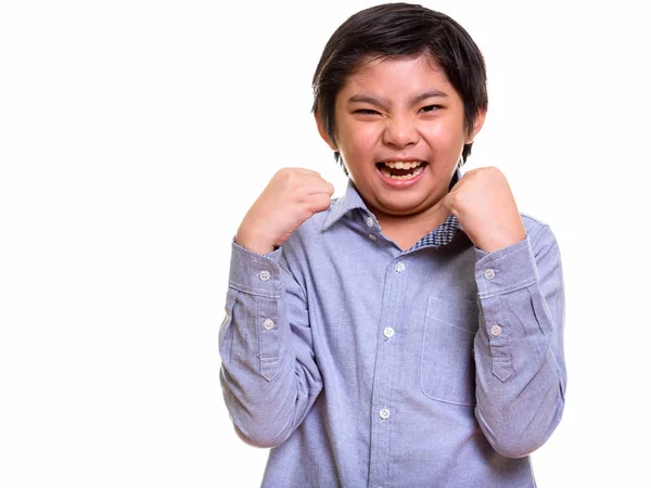 Studio shot van gelukkig leuke Japanse jongen glimlachen en op zoek excit — Stockfoto