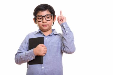 Kitap ve finge işaret eden sevimli Japon çocuk stüdyo çekim