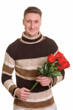 Mutlu yakışıklı beyaz adam holding kırmızı gül Valenti için hazır