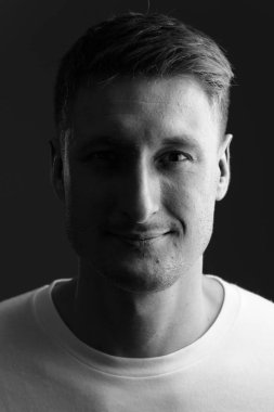 Yakışıklı beyaz adamın yüzü.