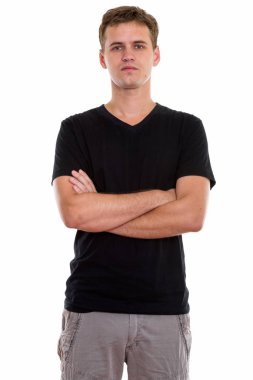 Kollarını kavuşturmuş genç bir adamın stüdyo fotoğrafı.