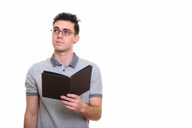 Genç adam kitap düşünürken stüdyo çekim