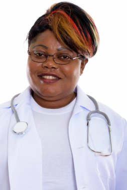 Mutlu şişman siyah Afrika kadın doktor weari gülümseyen yüzü