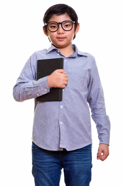 Студийный снимок милого японского мальчика с книгой — стоковое фото