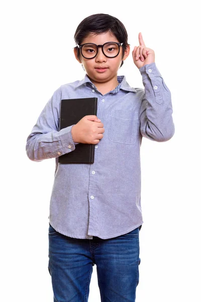 Studio colpo di carino giapponese ragazzo holding libro e puntando finge — Foto Stock