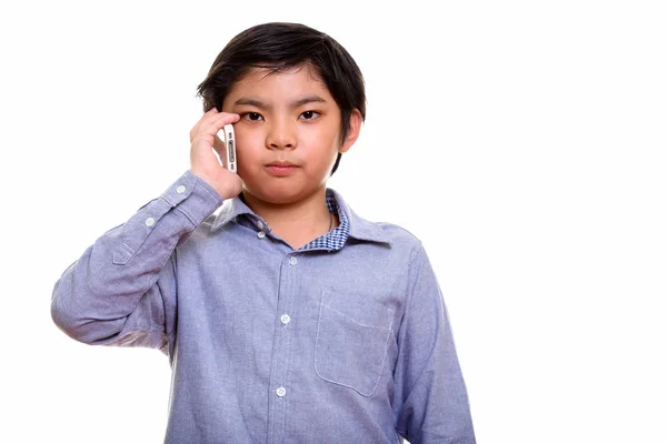 Studio ditembak cute Jepang anak laki-laki berbicara di ponsel — Stok Foto