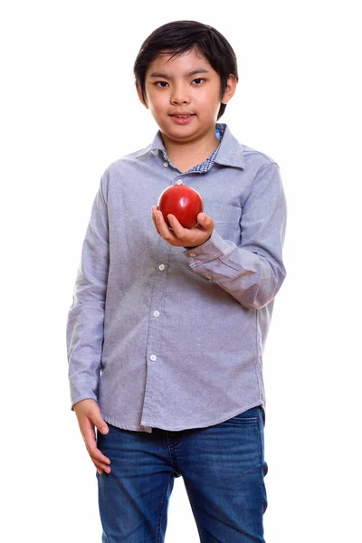 Studio záběr roztomilé japonské chlapce, stojící podržíte červené appl — Stock fotografie