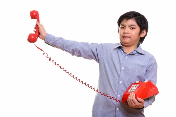 Studio colpo di carino giapponese ragazzo holding vecchio telefono looking a — Foto Stock