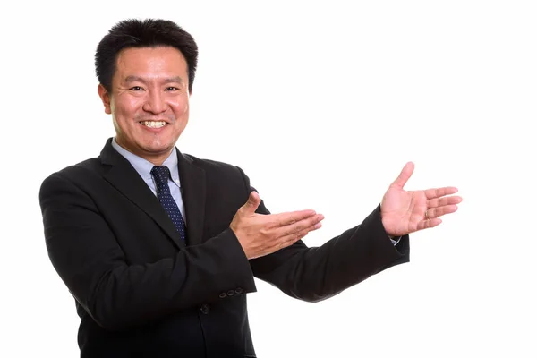 Studio skott av glada japanska affärsman leende och visar så — Stockfoto